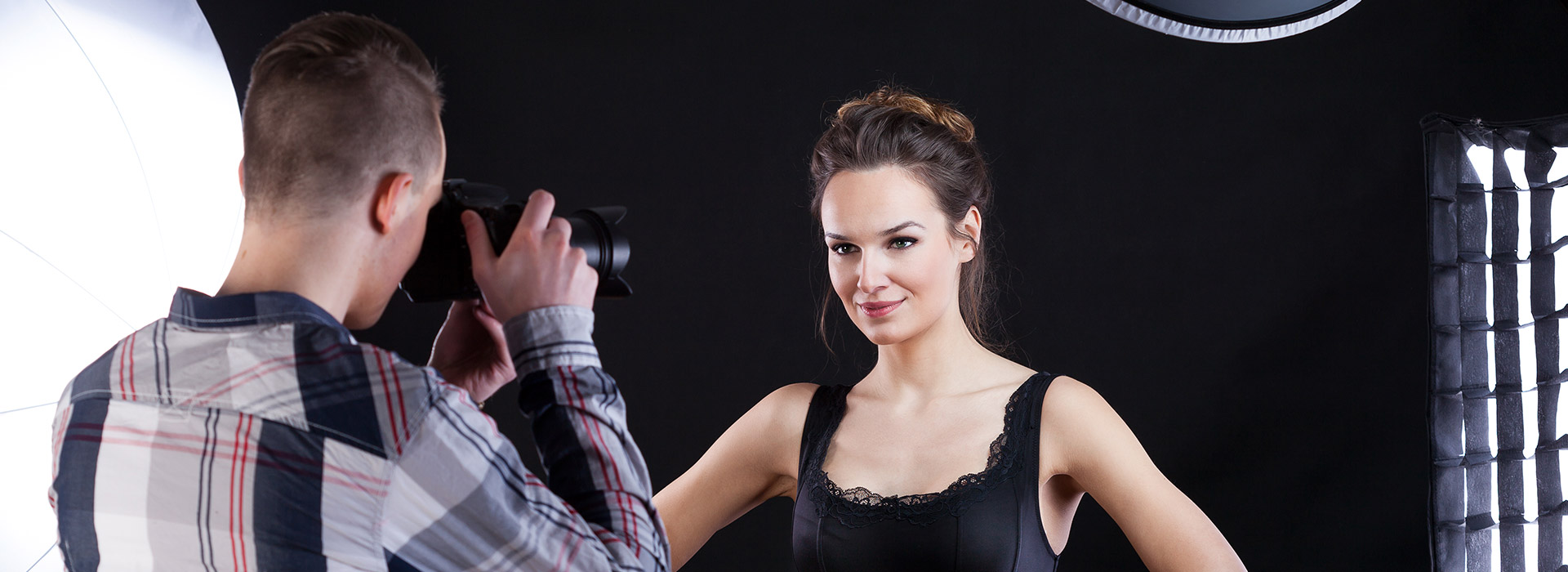 Maquiagem em foto com um fotografo e uma mulher sendo fotografada.