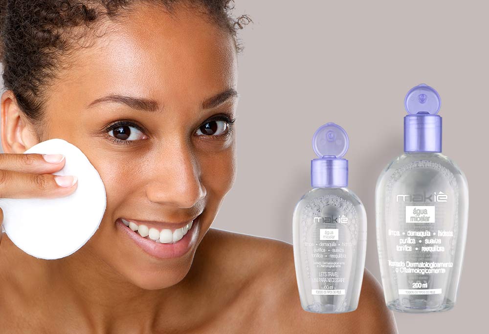 No artigo de como preparar a pele para maquiagem, do lado esquerdo o produto água micelar  e ao lado direito o rosto de uma mulher aplicando o produto.