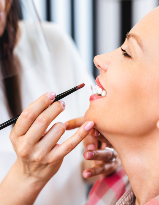 13 de outubro:   Dia do Maquiador – profissional que colabora para realçar a sua beleza