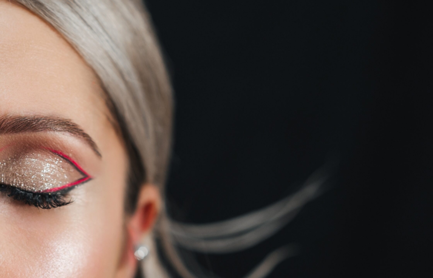 Make de verão 2023: chegou a hora de abusar ainda mais dos metálicos!