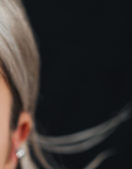 Make de verão 2023: chegou a hora de abusar ainda mais dos metálicos!